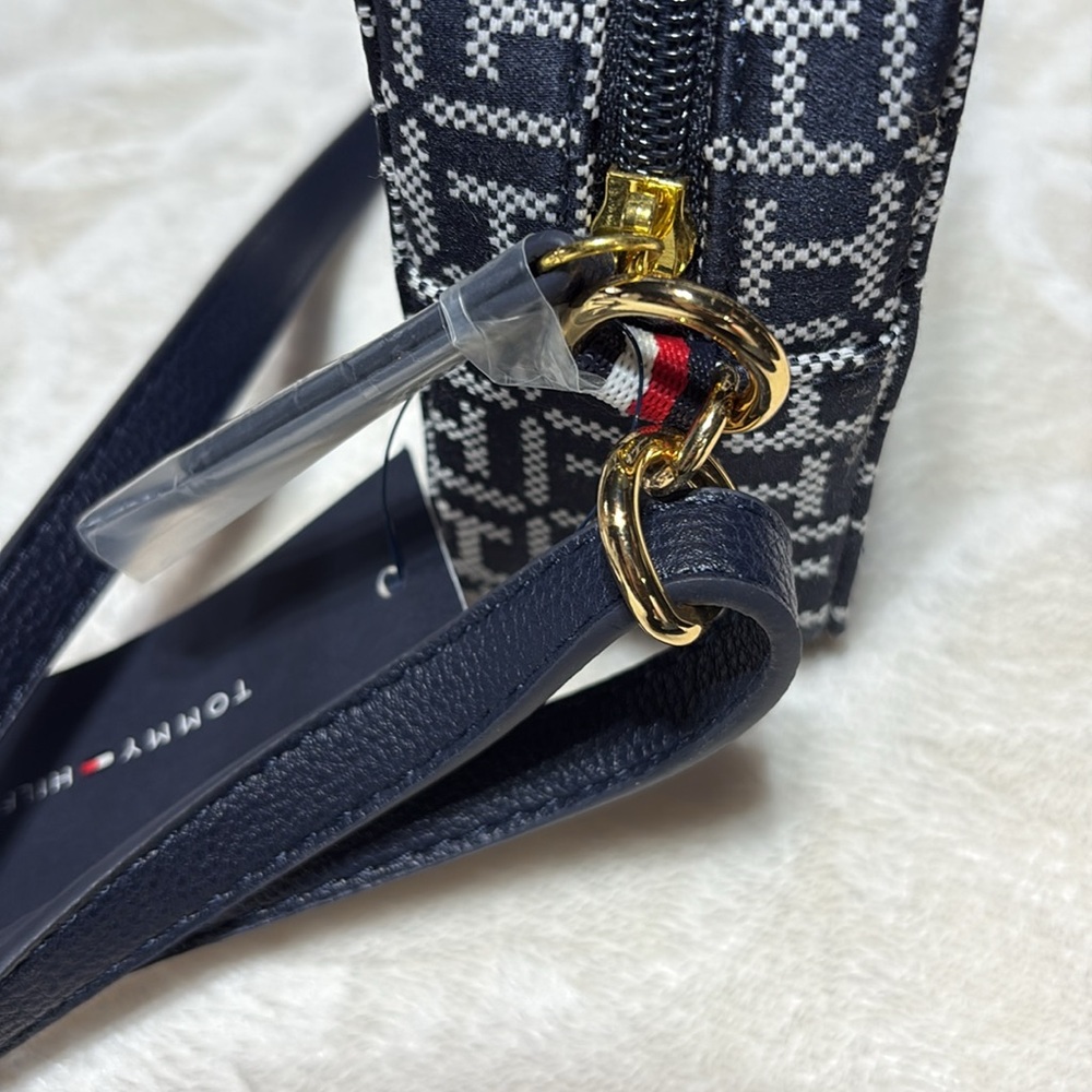 Tommy Hilfiger Embossed Navy Wallet and Monogram Pouch - Picture 3 of 8